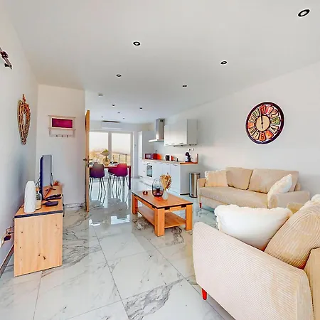2 Bedroom Stunning Home In Charnois Vakantiehuis *